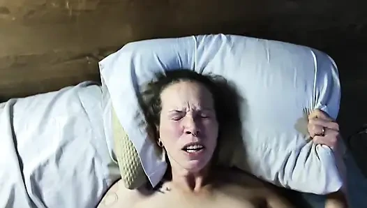 Brunette dengan payudara besar disetubuhi dan facial