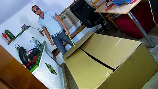 Sevimli genç ev hanımı sapık bir adam tarafından sert bir şekilde sikiliyor