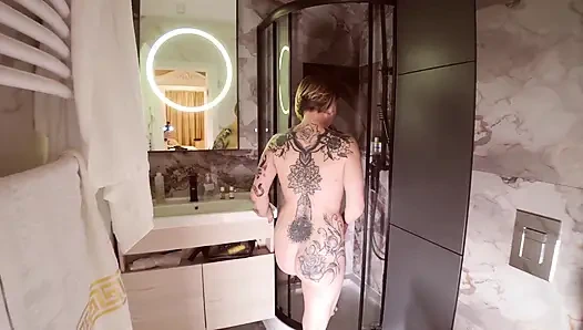 Endre Love, pelacur ini, dia disetubuhi dengan keras setelah mandi.