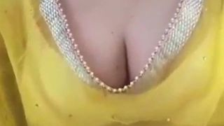 Индийская возбужденная пухлая жена с большими сиськами мастурбирует