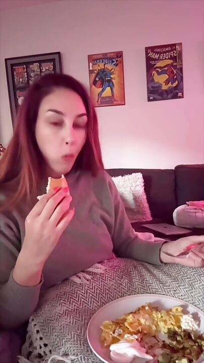 Gătind și mâncând pe cameră