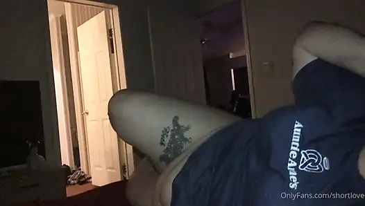 O küçük yarağı emiyor