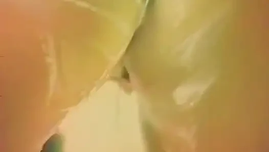 Amatör ev hanımı küvette kendini bağlıyor
