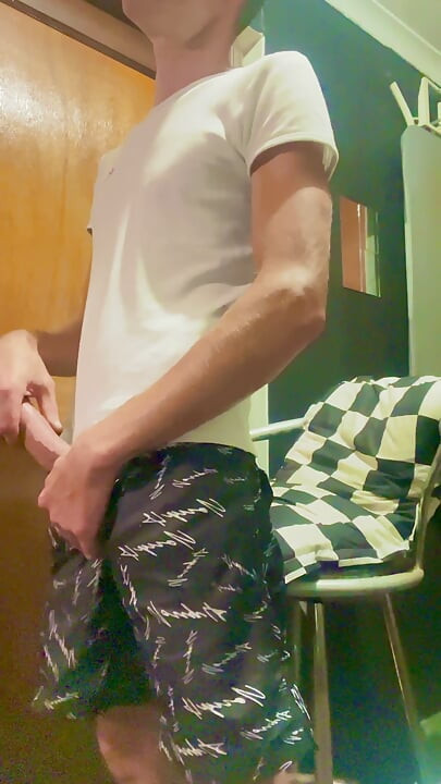 Je caresse ma bite bien dure