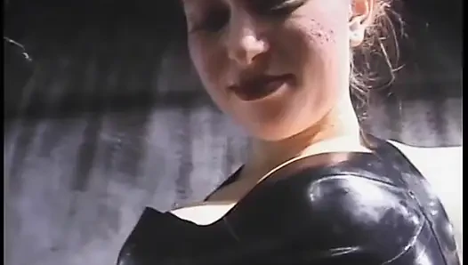 Beyaz stilettoslu ve iç çamaşırlı kız dominatrix'in lateks külotunu yalamalı