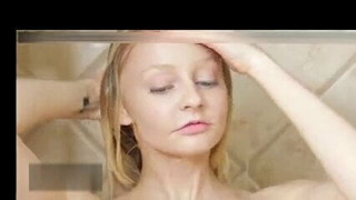 Une blonde sexy aux nichons ronds parfaits prend une douche