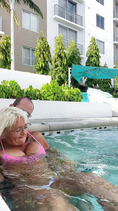 Rozbrykanie w wannie z hydromasażem. Boob play.