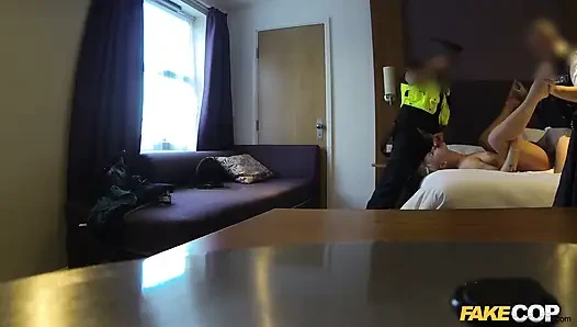Fake cop - pOV-dreier mit ein paar lesben