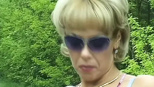 Красивую немецкую блондинку-куклу трахнули на природе три возбужденных мужика