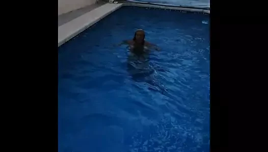 Seksi bbw milf içinde yüzme havuzu