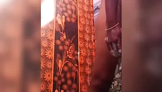 Ammu tatlı amcığını sabunla yıkıyor