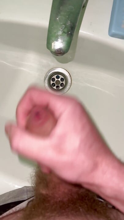 ช่วยตัวเองในห้องน้ํา