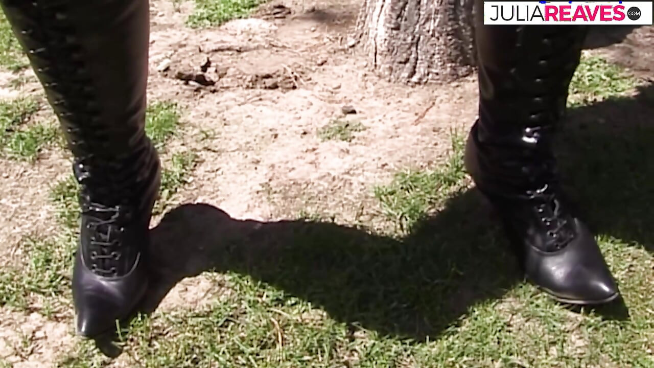 Kulit bertubuh penuh berkongkek di luar rumah dengan hamba