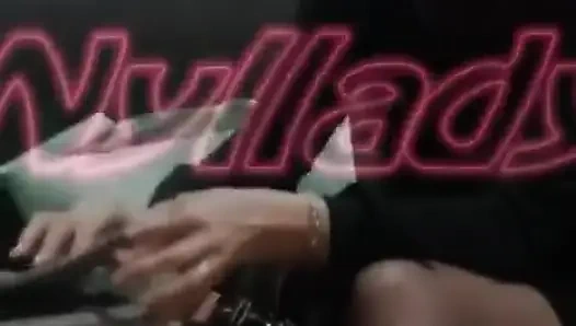 Cewek nyllady lagi asik main sepatu dan goyang-goyang di toko furnitur