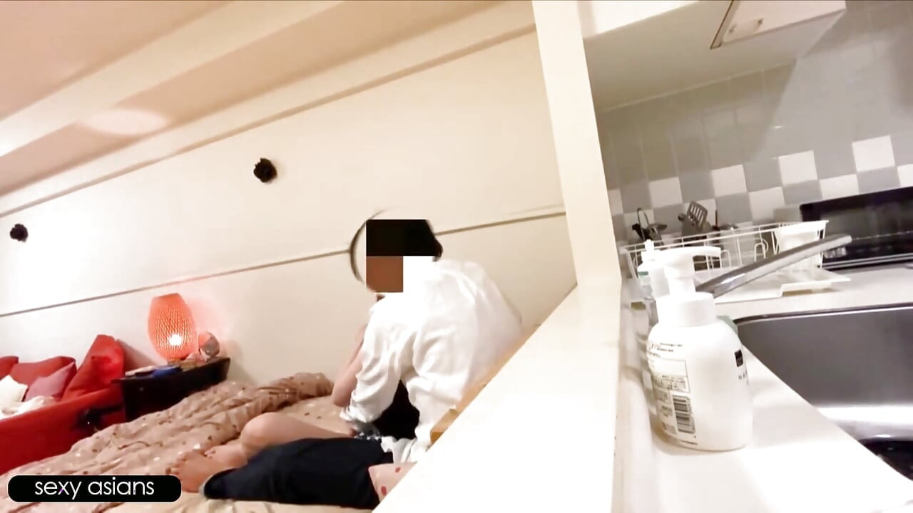 Una mujer casada delgada frustrada se rindió a una aventura secreta dentro de su propia casa