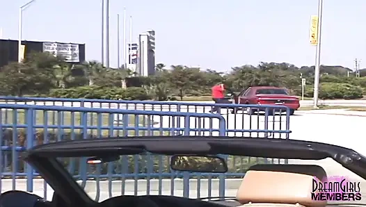 Полностью обнаженный публичный танец