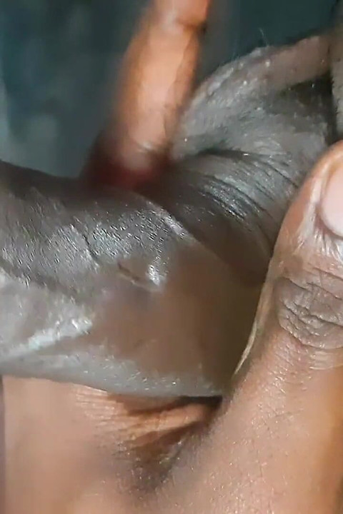 一个南亚男孩在家里沉迷于个人的满足。