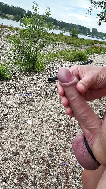 Colmek dan semburan sperma besar di pinggir sungai