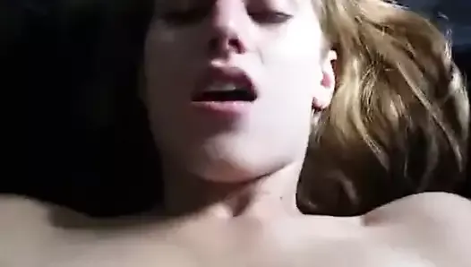 Une petite amie se fait baiser brutalement et éclabousse de sperme