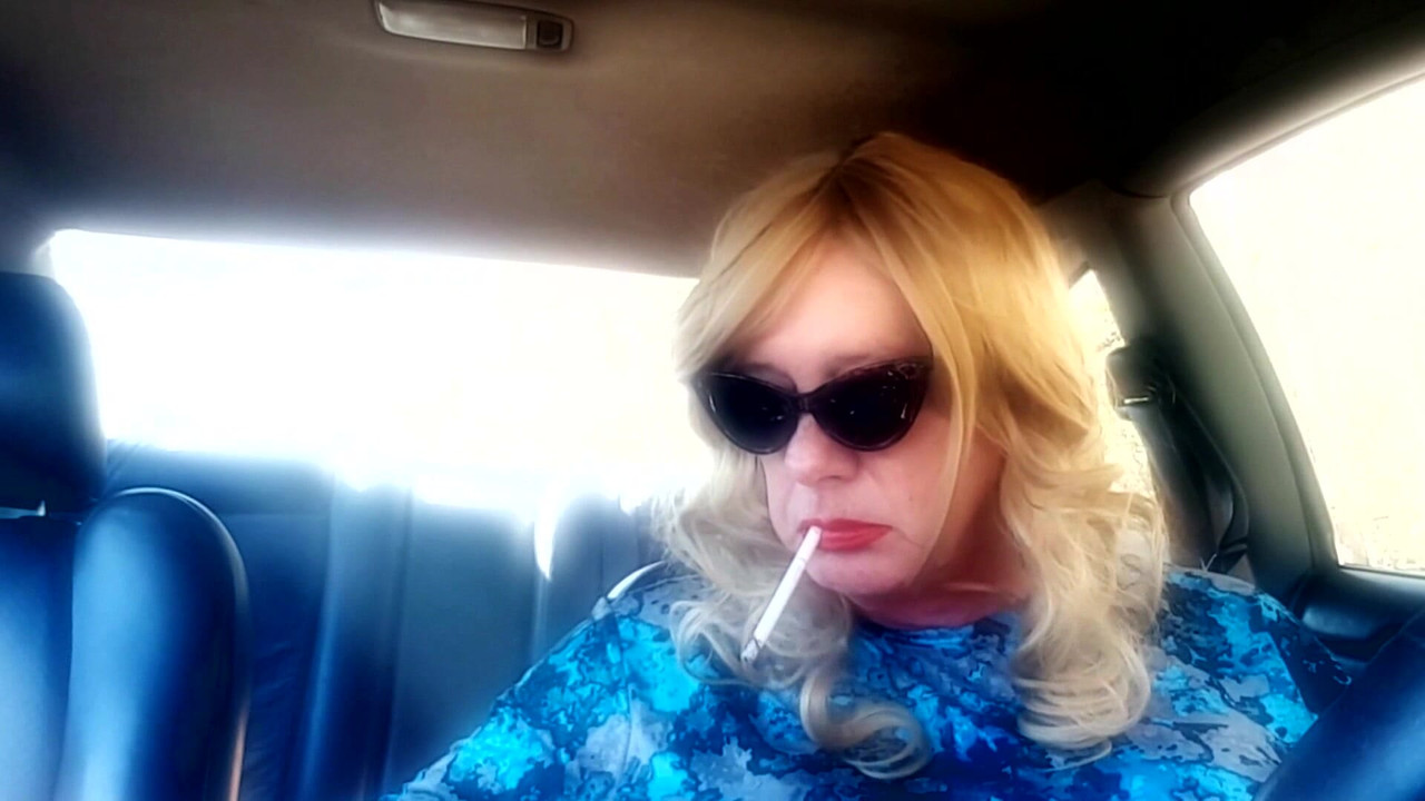 青いブロンド VS120 メンソールの車の煙