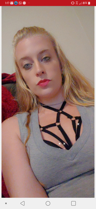 Blond taitoo slat sath uski dildo