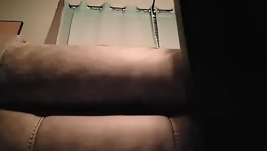 Üvey babayı masanın altından filme alıyor