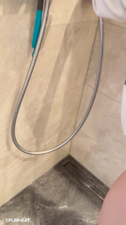 Anong Sırılsıklam Kapüşonlu Dizlerinin Üzerinde Banyo Zeminini Temizliyor.