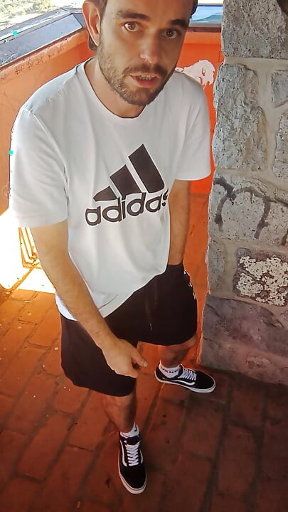 穿着短裤和他一起玩