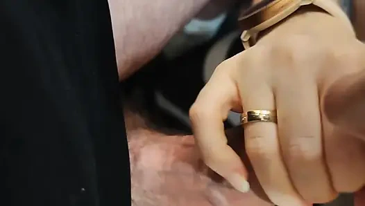 Cowok ini crot di toket besarku