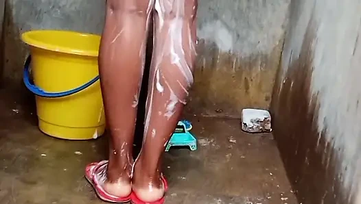 Seks berdiri di kamar mandi desa tradisional, sangat manis