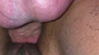 Dos amigos comparten una polla en el gloryhole - final de creampie