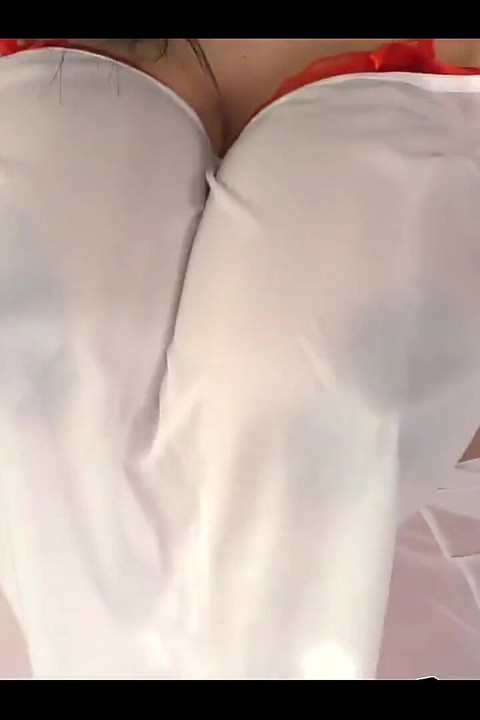 In sexy dessous in meinem zimmer lutsche ich lange meine dunklen harten nippel