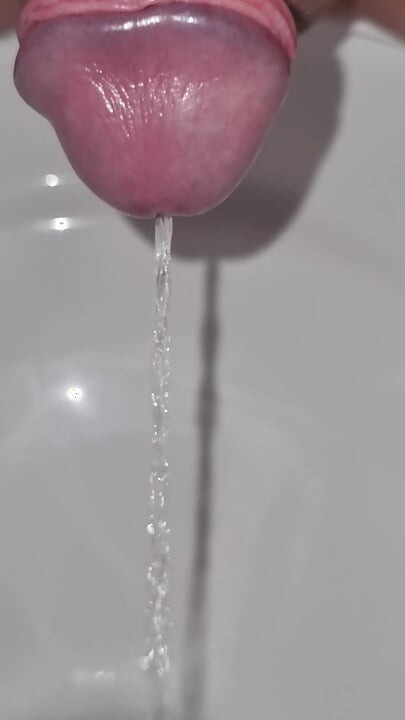 Mear largo en el baño