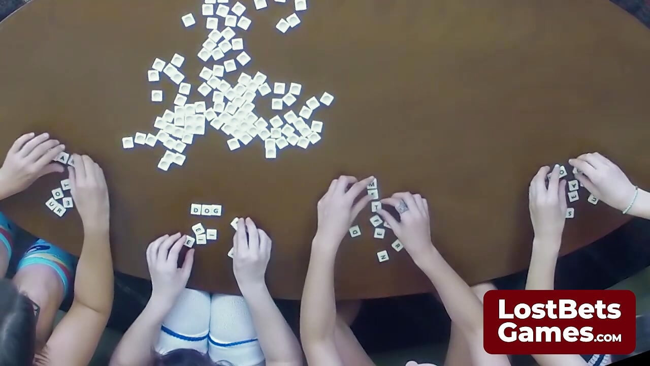 Δύο έξυπνοι νικητές Strip Profanagrams κυριαρχούν στο παιχνίδι