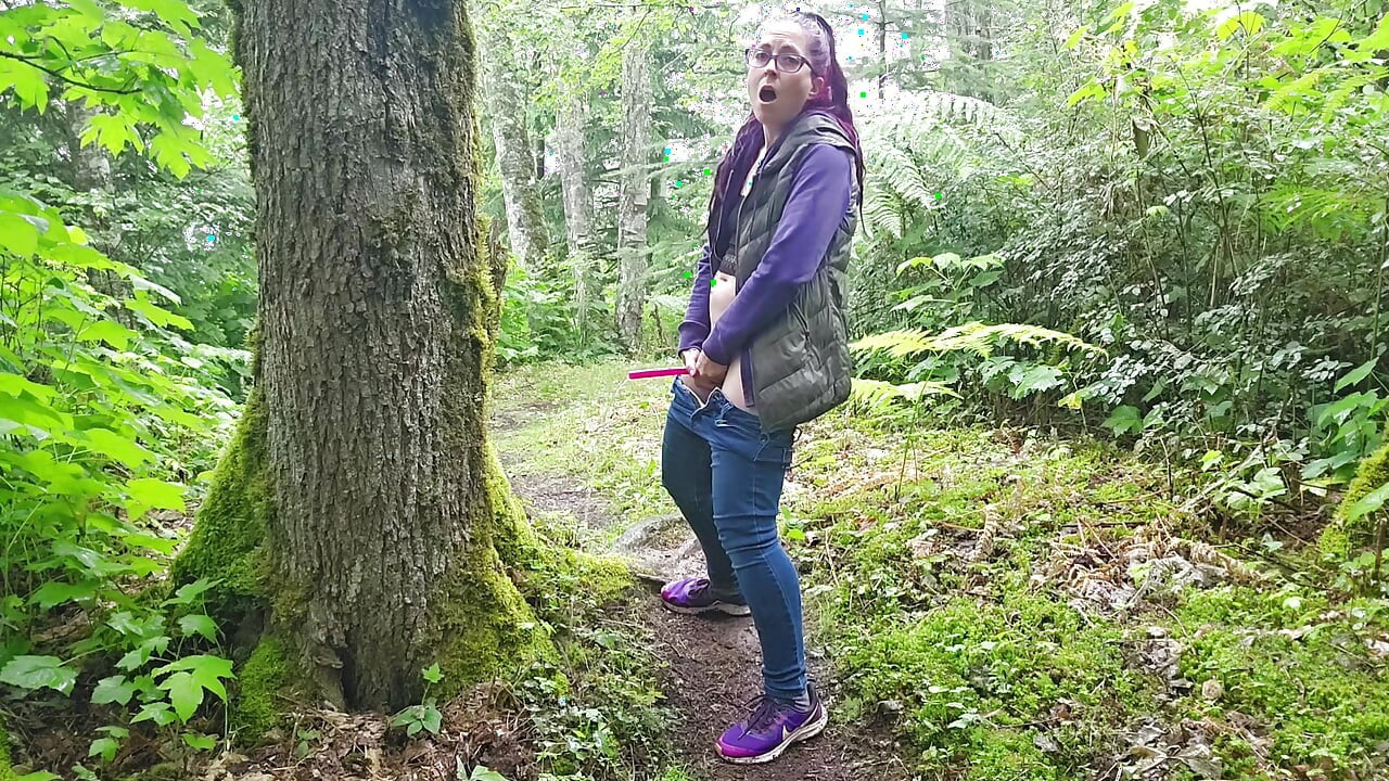 Baum Pissen Mit Weiblichem Urinationsgerät