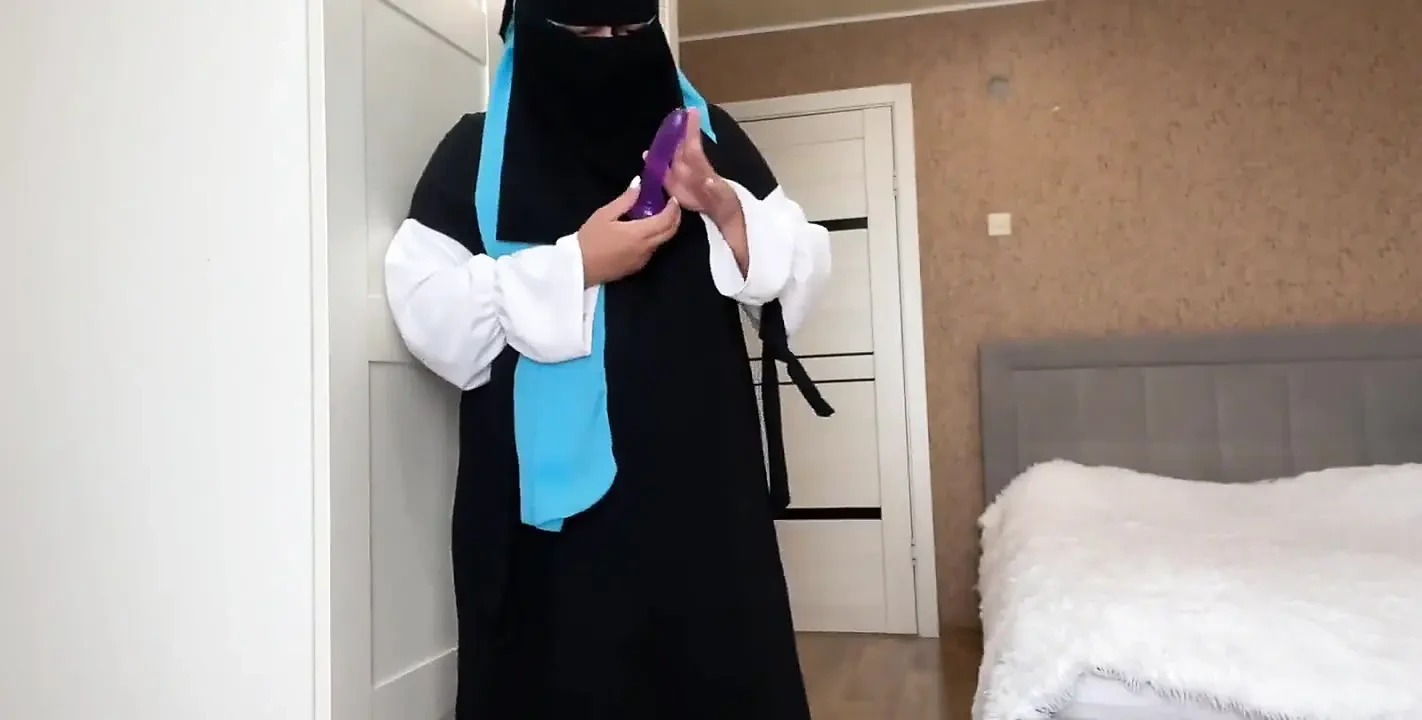 Arab Wife in Hijab Found a Sex Toy While Cleaning and Got Horny