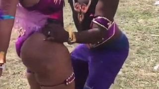 Dominicaanse zwarte babes in het carnaval 4