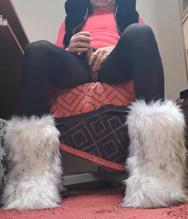 Orgasm in fur boots