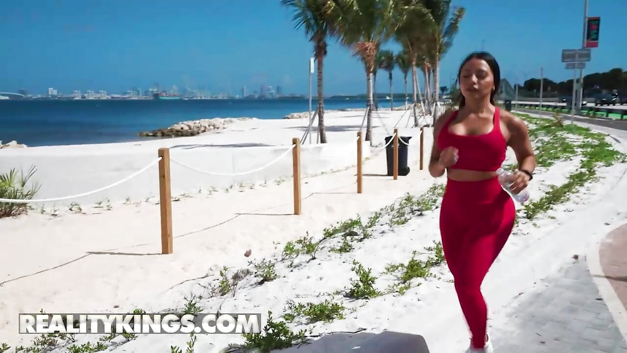 REALITY KINGS - wspaniała Brandy Salazar miele swoje ciało na kutasIe Joeya i dostaje jej tyłek bańki wali ostro