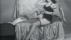 Wanita luar biasa menunjukkan kecantikannya (1950-an vintage)