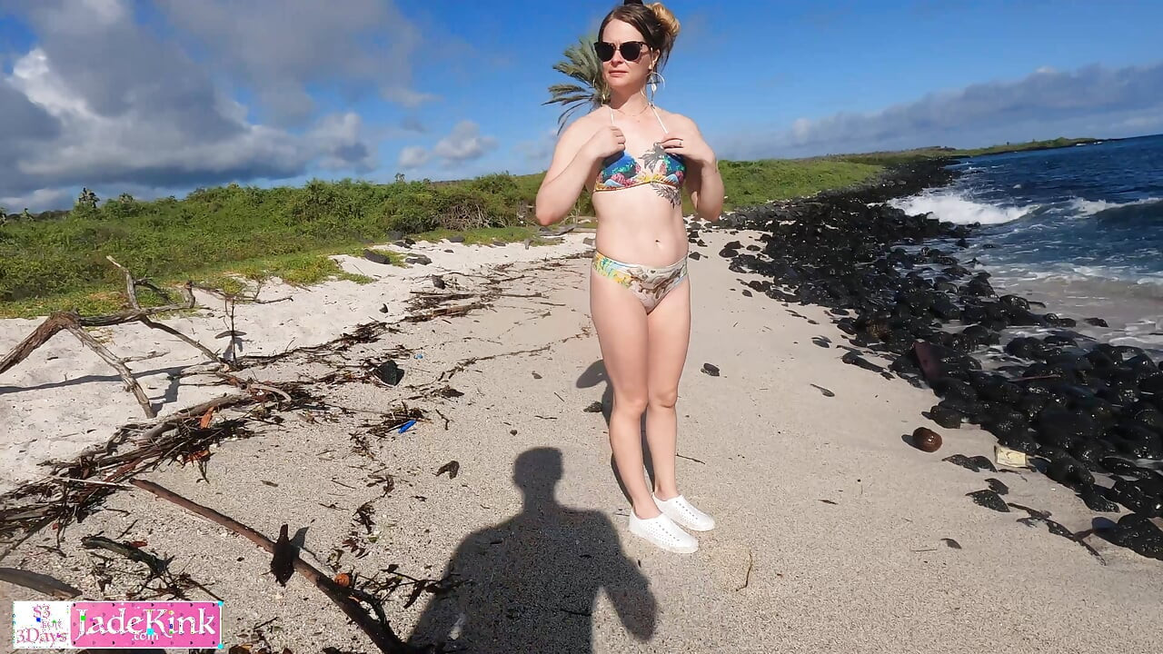 An amateur couple on a vacation fucking on a public beach