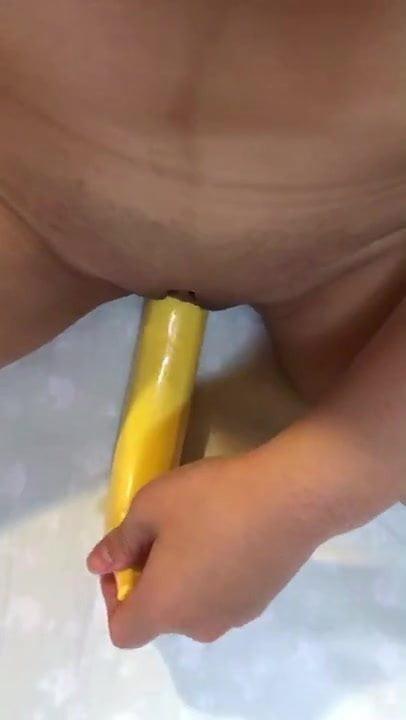 Doktor wanita bermain dengan pisang