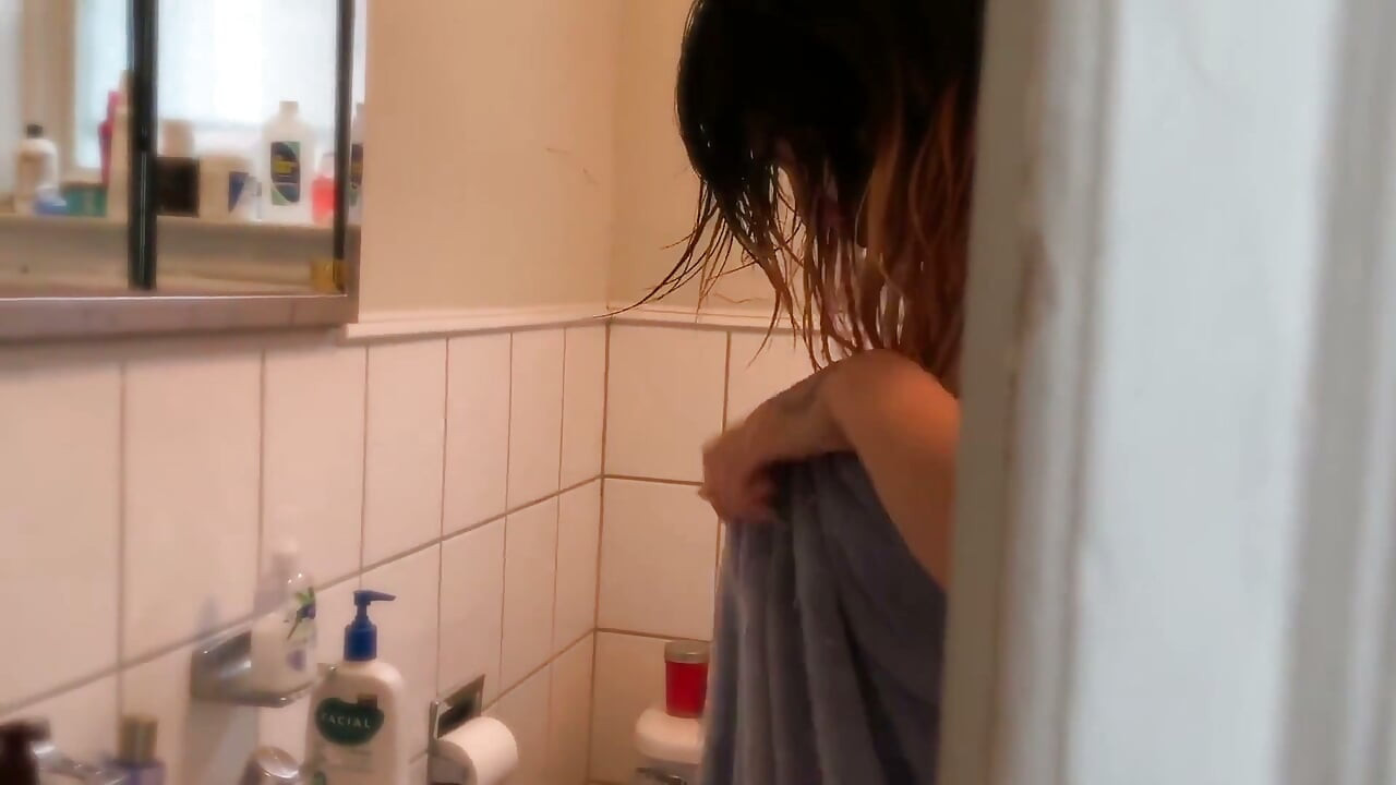 Uhvaćen kako gledaš od strane svoje trans cimerke