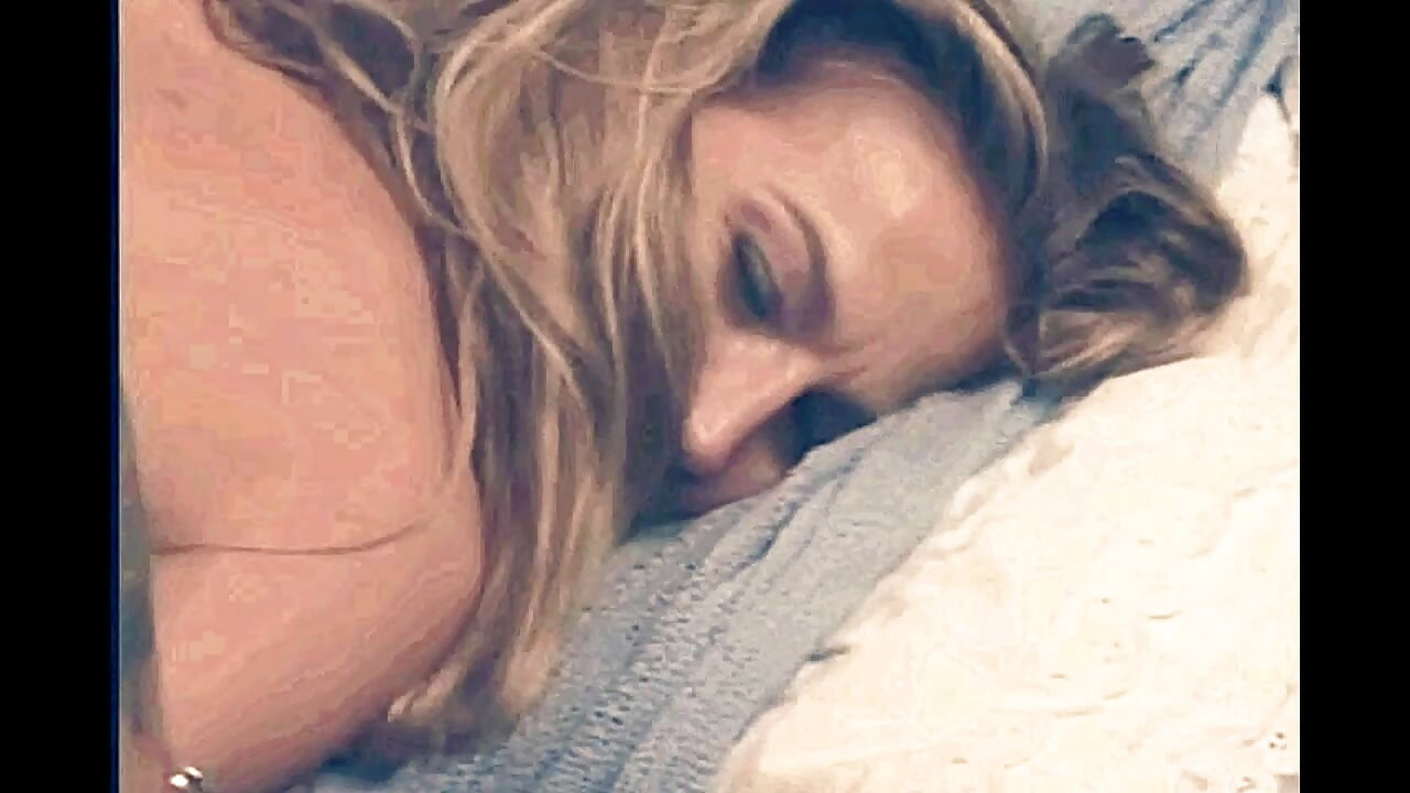 美麗的金髮女郎玩弄假陽具和振動棒，讓大雞巴射精