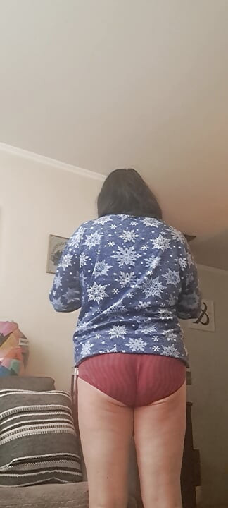 Voliš li gledati zrelu milfu u velikim gaćicama?