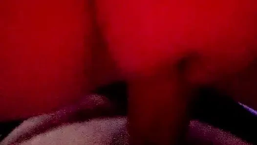 Seksi ayaklı ateşli evli kızıl saçlı kadın arkadan büyük bir büyük zenci alıyor.