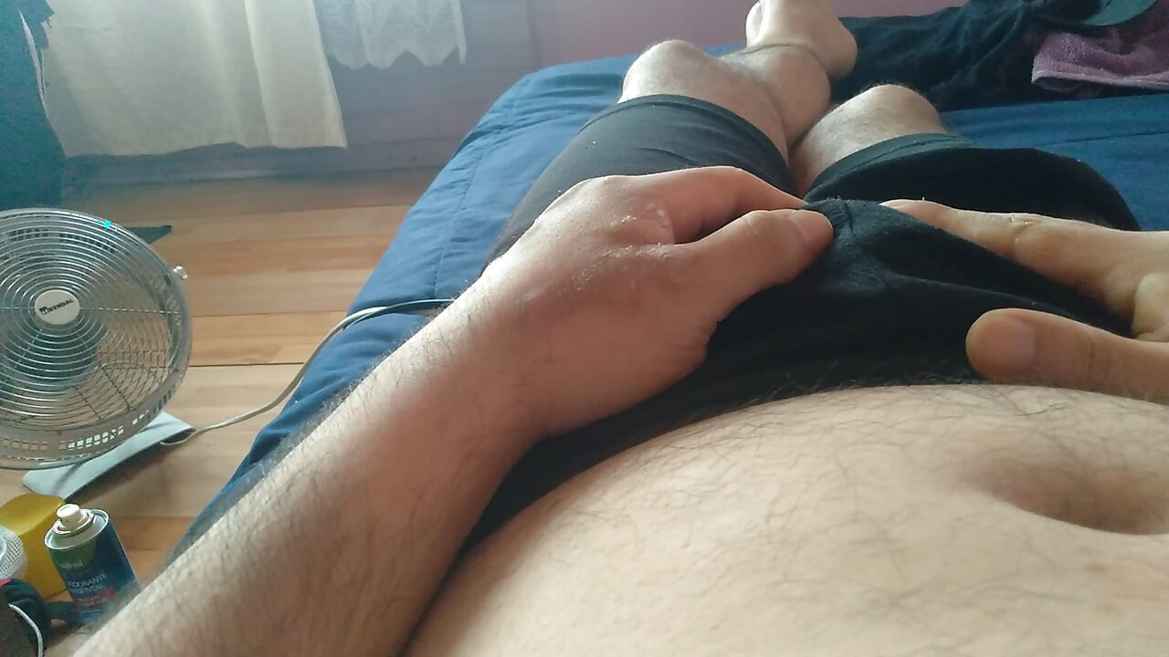 Jovem quer um homem para beijar seu pau grande