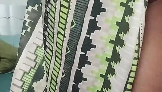 Milf ebony memamerkan pantatnya yang didapat dengan keras