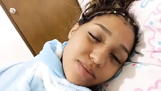 Я трахаю мою сводную сестру, которая только что прибыла из Соединенных Штатов, и у нее есть леденек на ее сиськи