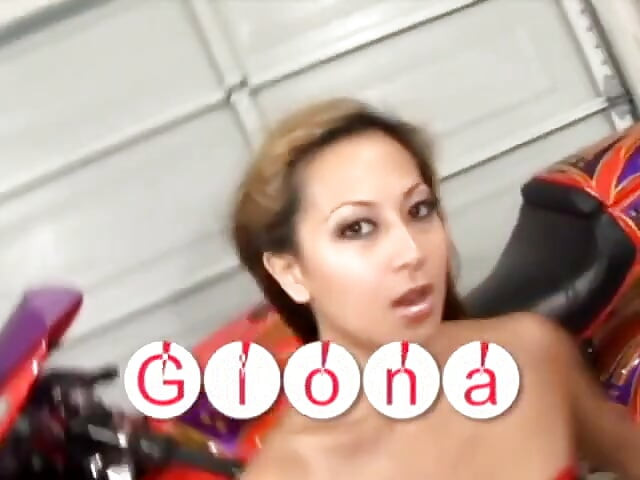 Curva model asiatică are parte de un futai dur în pizdă